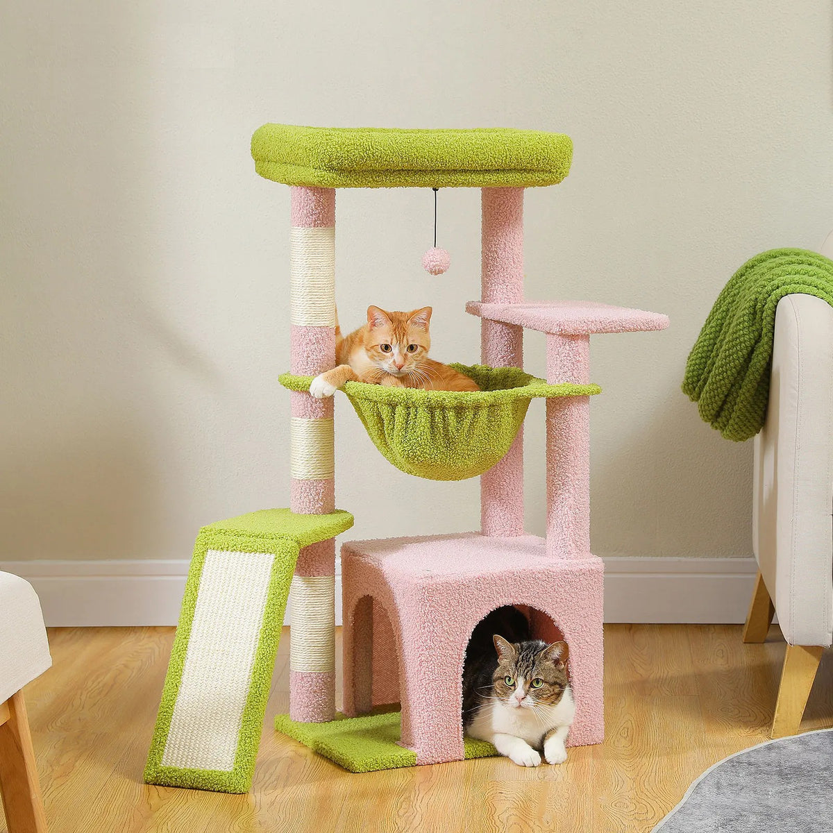 Arbre à chat rose et vert 92 cm dans un salon avec chats, griffoirs en sisal, hamac et niche – CompagnonPropre
