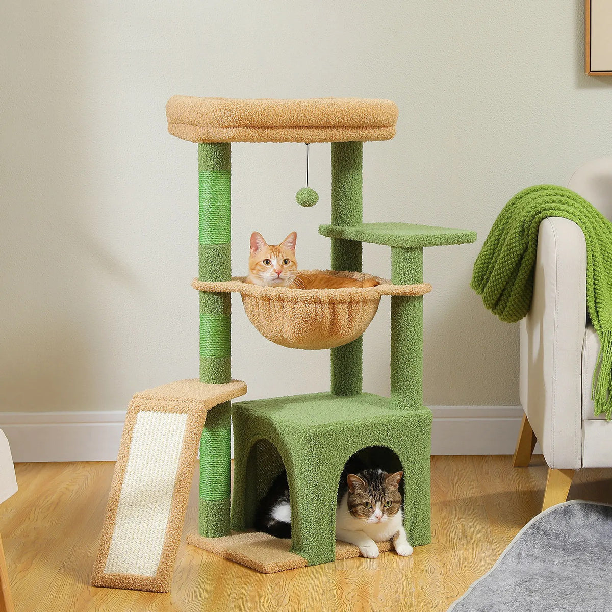 Arbre à chat vert sauge 92 cm dans un salon avec chats, griffoirs en sisal, hamac et niche – CompagnonPropre